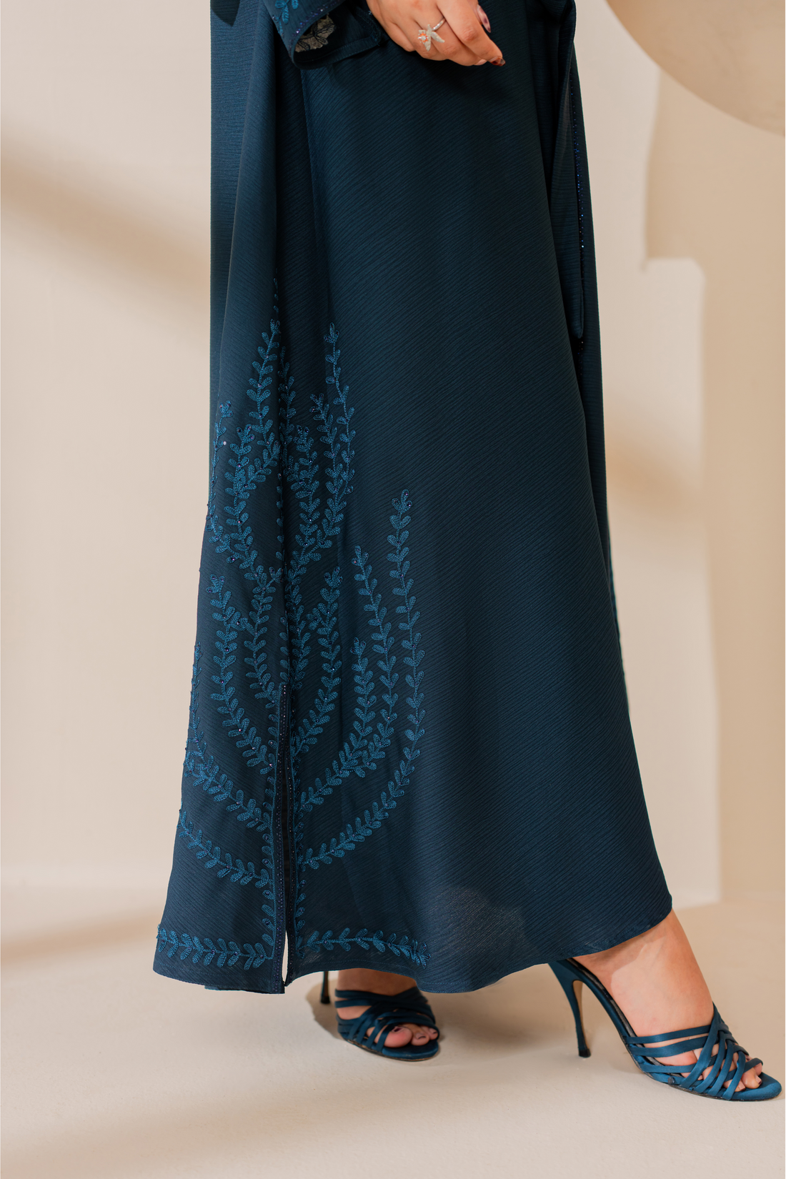 Zinc Chocked Abaya